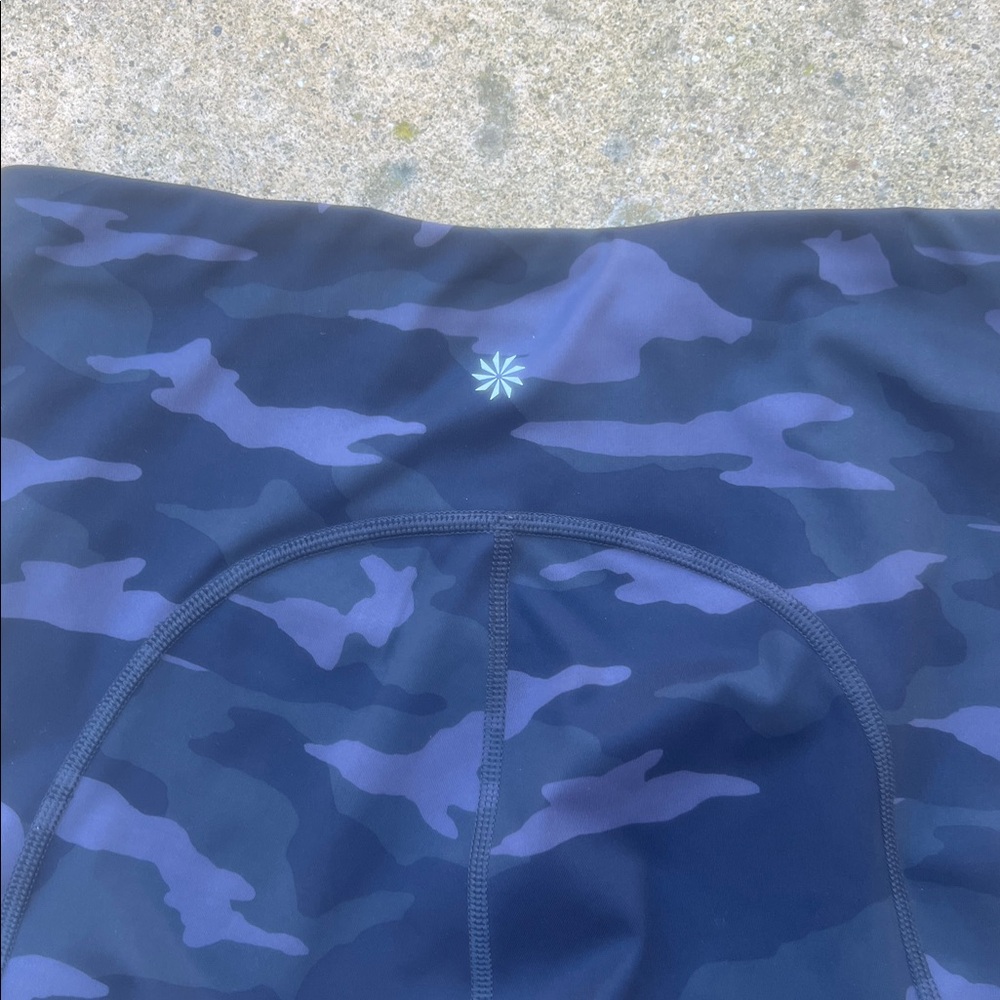 Athleta Ultimate Stash Pocket Camo Print 7" Short Women's Size S - Picture 5 of 5